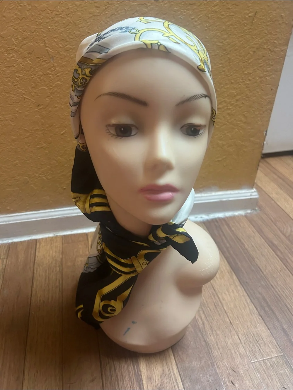 Comteme Luxuryq Black, White & Gold Women's Silk Scarf